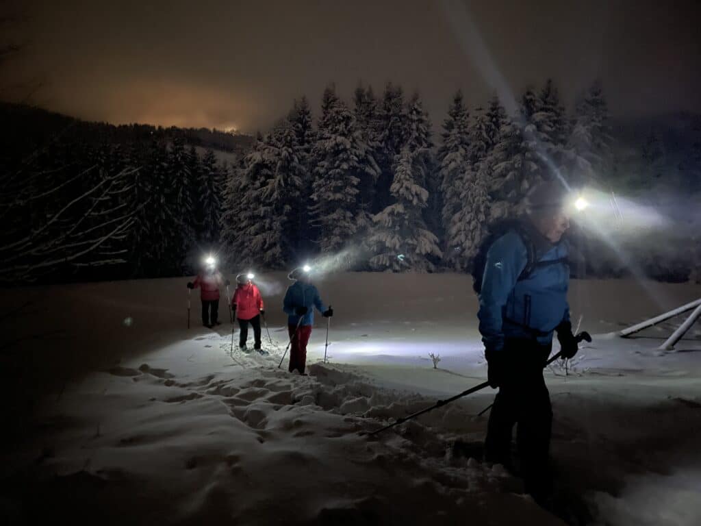 Schneeschuhwandern-im-dunklen